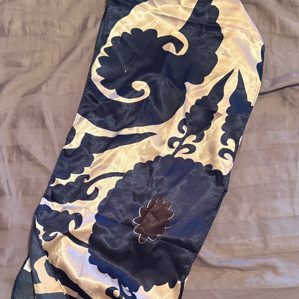 Elegant Black and Cream Scarf